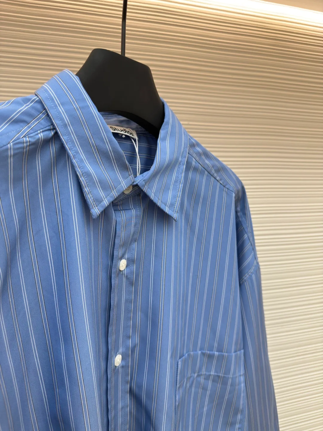 Acne Studios 1996 logo striped shirt ●Authentic product: 5500 purchase and development ●Item number: 1680333-B05 ●Fabric: Three-color soft light Tencel cotton rhyme woven striped fabric ●Technology: Positioning cutting machine ●Version: Fitted version ●Weight: about 315 grams ●Size: 44-46-48-50 ●Description: Customized three-color soft light Tencel cotton rhyme woven striped fabric with excellent texture and comfortable skin fit With classic blue as the main tone, it is dynamic and energetic, fresh and elegant. The distribution of black and white stripes is staggered, delicate and smooth. The Acne Studios1996 logo label is embellished on the back, carrying the origin and history of the brand, and pushing the retro atmosphere to a climax. The details reveal a sense of luxury, and the beauty of layers is all in the stripes. Infrared positioning cutting machine uses infrared emitters and infrared receivers to achieve precise positioning of materials. The accuracy can reach the micron level, thereby meeting the effect of high-precision cutting of plaid alignment. The middle heat transfer position uses advanced positioning tools to ensure the alignment marks on the clothing, and then professionally trims the heat transfer edges to achieve high-precision alignment. The overall wiring is straight and delicate, the fabric is comfortable and soft, and the color is consistent without color difference. It can be matched with the same style to create a fashionable look and control various occasions. Customized accessories, complete with three standards, same style for men and women!